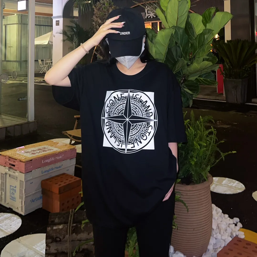 W626#P110💰 [Stone lsland/Stone Island summer new short-sleeved T-shirt with big compass print on the chest] ⚠️[Original creation with high control of details] - Made of 260 grams of combed cotton with 32-count double yarn, soft and comfortable to the touch, sweat-absorbent and breathable. - Simple, basic and versatile style, original quality, the first choice for couples. - Made in a large factory, four needles and five threads on the shoulder, neatly arranged, high quality workmanship. - Same style for men and women. Very versatile, one piece for everyone, details are clearly visible. Color: Black White Size: M L